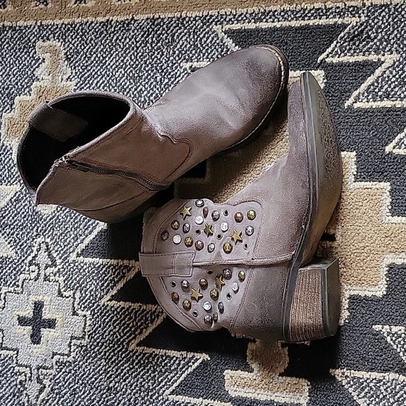 Piure Studded Leather Booties - Picture 2 of 6